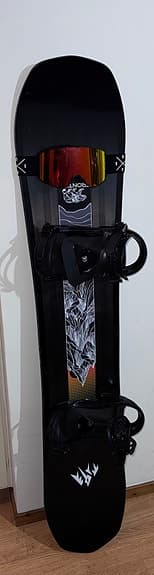 Snowboard med bindningar och goggles