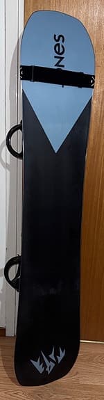 Snowboard med bindningar och goggles