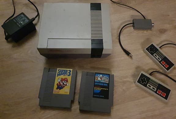 Nintendo 8-bit komplett system med två kontroller och två spel