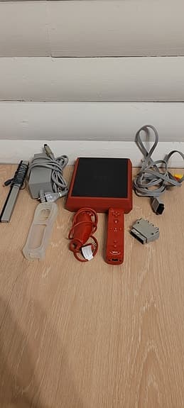 Nintendo Wii Mini – Komplett konsol med tillbehör – Röd/Svart – Fungerar perfekt