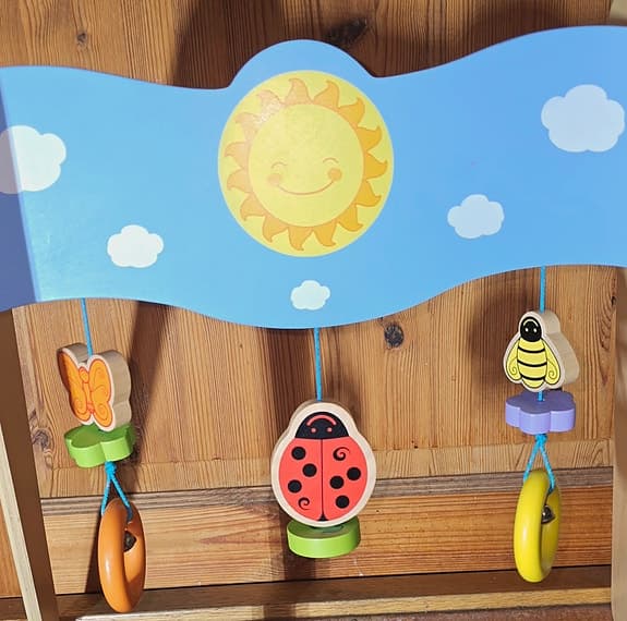 Bigjigs babygym i trä med en skinande sol och färgglada hängen