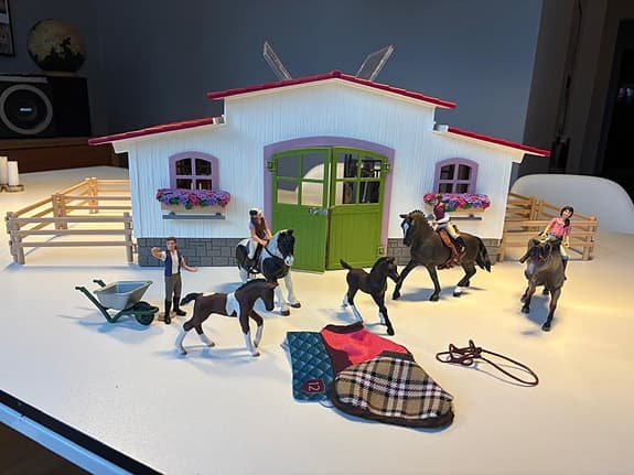 Schleich stall/ hästgård