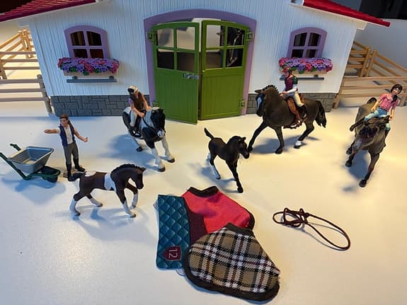 Schleich stall/ hästgård