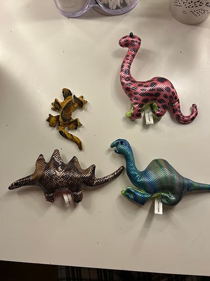 Mjuka dinosaurieleksaker och ödla
