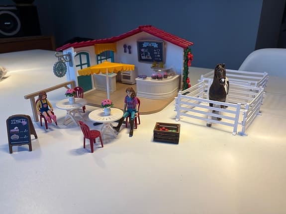 Schleich mm. leksaksset hästcafé med figur och häst