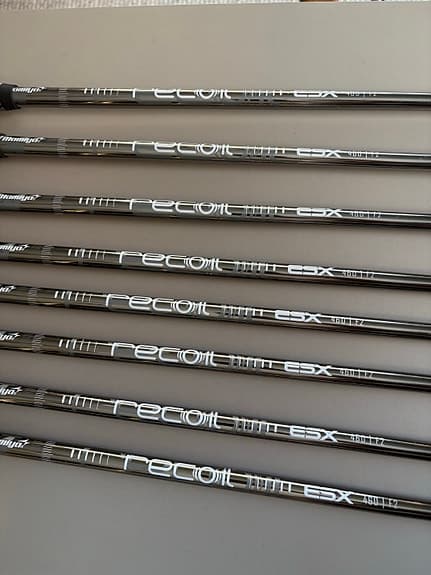 Cobra King SZ järnklubbor golfset med Recoil ESX skaft, lite flex.