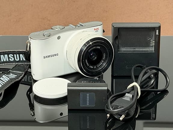 Samsung NX100 + 20–50mm II ED – spegellös systemkamera i mycket fint skick