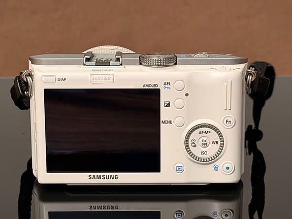 Samsung NX100 + 20–50mm II ED – spegellös systemkamera i mycket fint skick