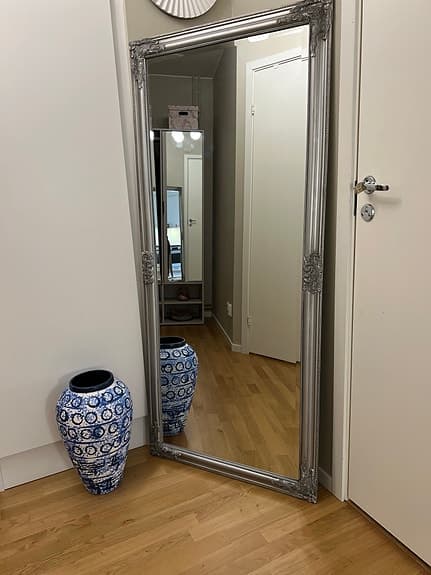 Helkroppsspegel med dekorativ silverfärgad ram