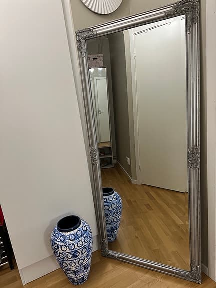 Helkroppsspegel med dekorativ silverfärgad ram