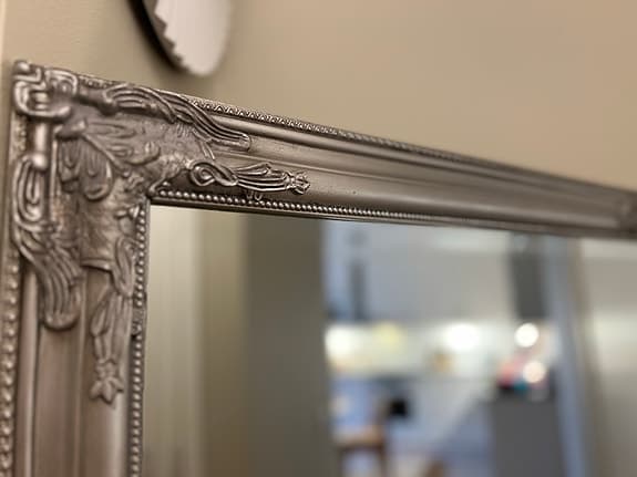 Helkroppsspegel med dekorativ silverfärgad ram