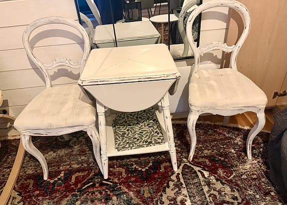Litet klaffbord med 2 stolar – shabby chic / lantlig stil Vintage