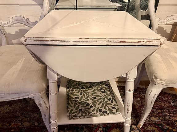 Litet klaffbord med 2 stolar – shabby chic / lantlig stil Vintage