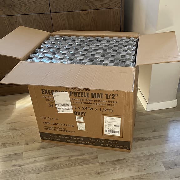 36 träningsmattor i EVA-skum. 12 mm tjocka. Varje matta är 60 cm x 60 cm