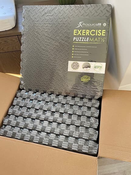 36 träningsmattor i EVA-skum. 12 mm tjocka. Varje matta är 60 cm x 60 cm