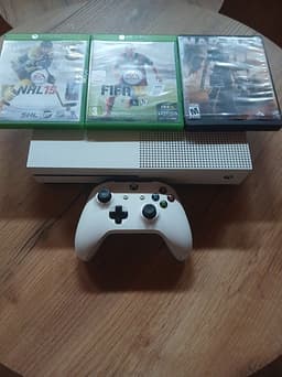 Xbox One S med handkontroll och spel i originalkartong.