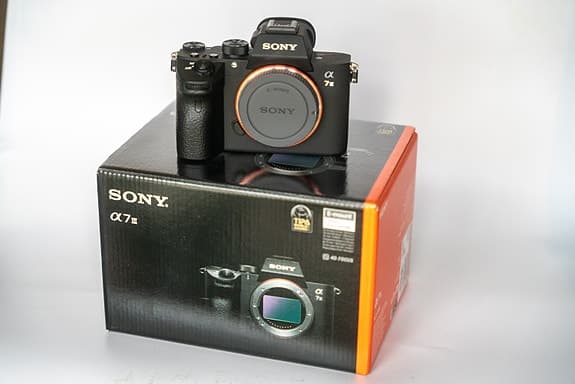 Sony A7 III kamerahus – Nästan ny, kartong & skärmskydd ingår