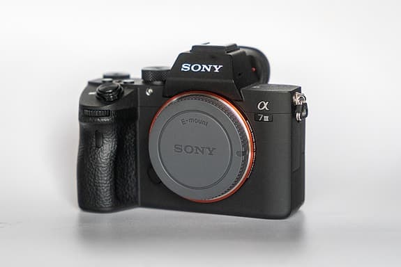 Sony A7 III kamerahus – Nästan ny, kartong & skärmskydd ingår