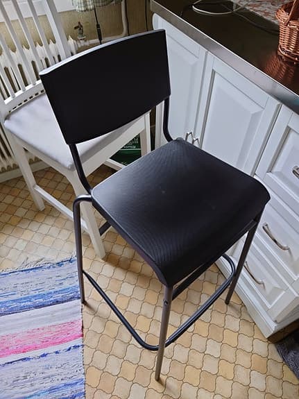 Två barstolar helt oanvända.