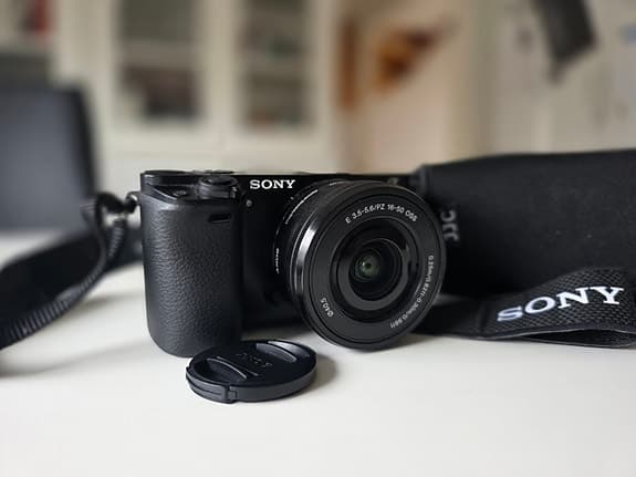 Sony A6000 + 16-50mm objektiv nyskick