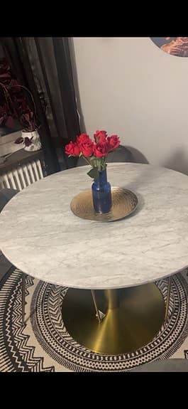 Matgrupp i marmor med guldfot + 5 sammetsstolar – Mio