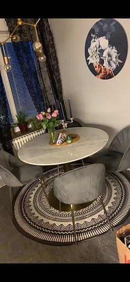 Matgrupp i marmor med guldfot + 5 sammetsstolar – Mio