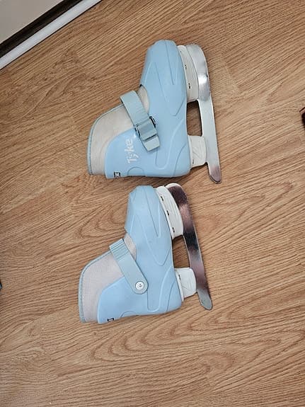 Ett par klassiska CCM Tyke i storlek 26–27. Den ultimata skridskon för barn!