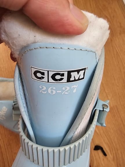 Ett par klassiska CCM Tyke i storlek 26–27. Den ultimata skridskon för barn!