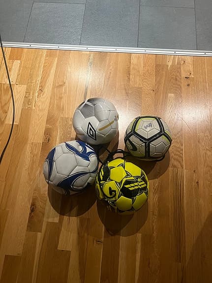 Umbro fotboll vit samt tre övriga fotbollar blandade färger
