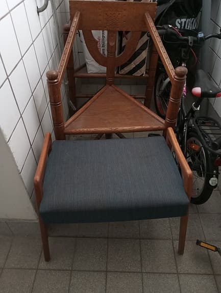 Stol med träram och klädd sits