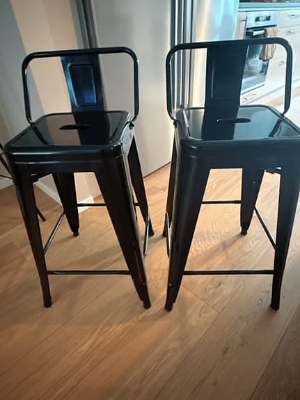 2 st barstolar i svart metall