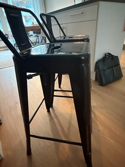 2 st barstolar i svart metall
