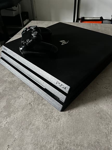 PlayStation 4 Pro 1TB – Senaste modellen med handkontroll
