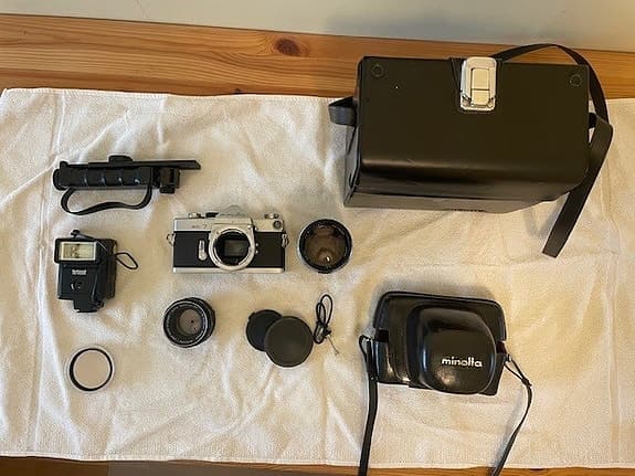 Minolta SR 7 med två objektiv och blixt