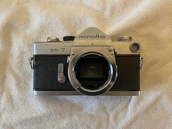 Minolta SR 7 med två objektiv och blixt
