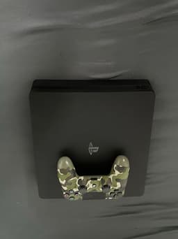 Sony Playstation 4 spelkonsol svart med kamouflagehandkontroll