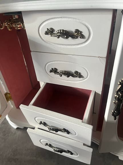 &Tradition Aage Petersen smyckesskrin med lådor vit
