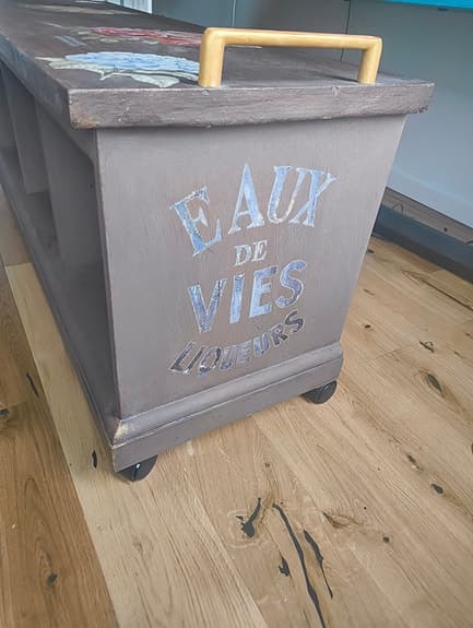 Vintage förvaringsbänk på hjul