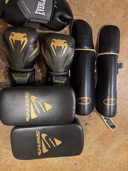 Venum och SportMafia boxnings- och thaiboxningsutrustning svart/guld