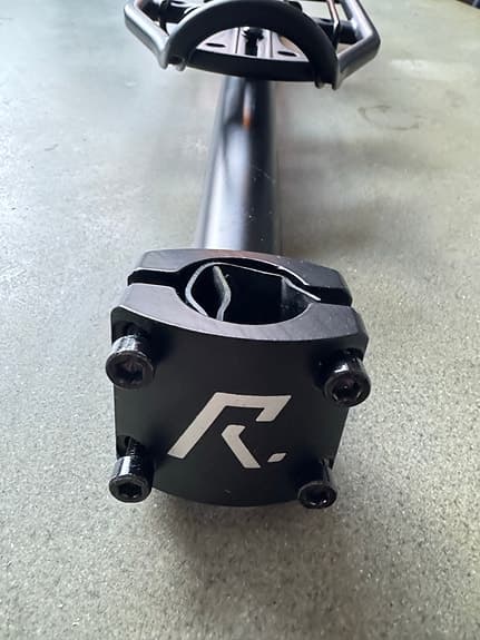 Cube sadelstolpspakethållare – passar 24–29” cyklar