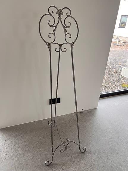 Metallställning med spegel