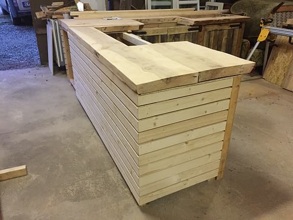 Utekök hörnmodul i trä med bänkskiva