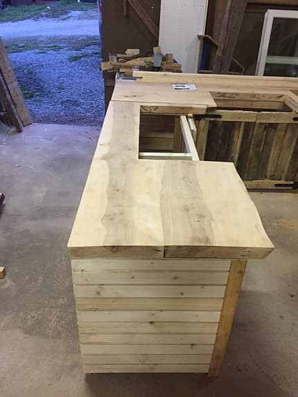 Utekök hörnmodul i trä med bänkskiva