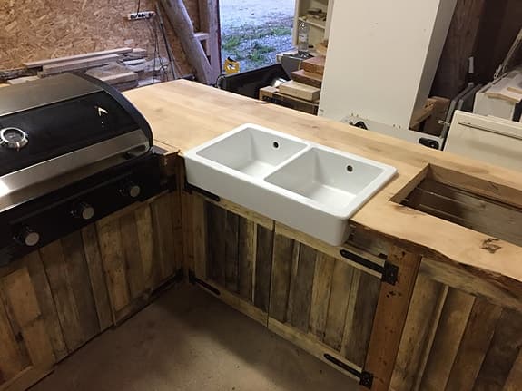 Utekök hörnmodul i trä med bänkskiva