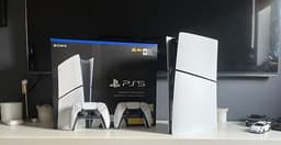 PS5 Slim med en extra kontroll