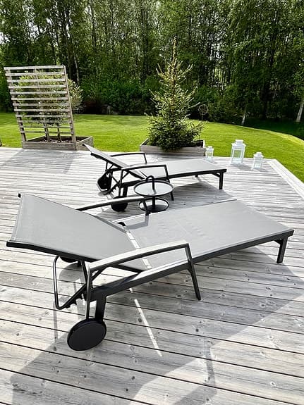 Paket 2 st solsängar Mio Rimini + 1 bord Mio Alassio – komplett utemöbel