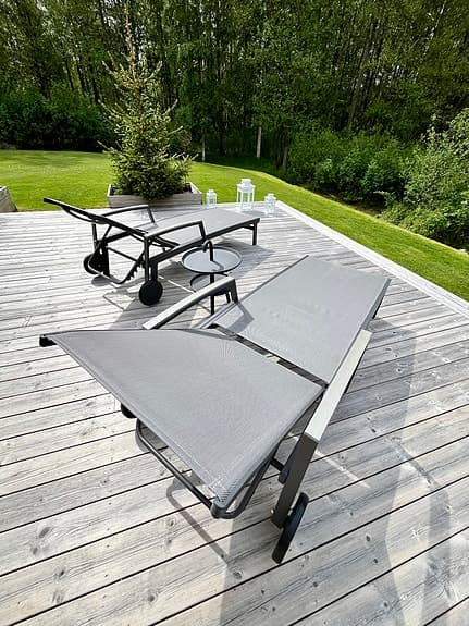 Paket 2 st solsängar Mio Rimini + 1 bord Mio Alassio – komplett utemöbel