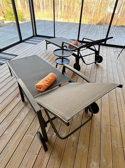 Paket 2 st solsängar Mio Rimini + 1 bord Mio Alassio – komplett utemöbel