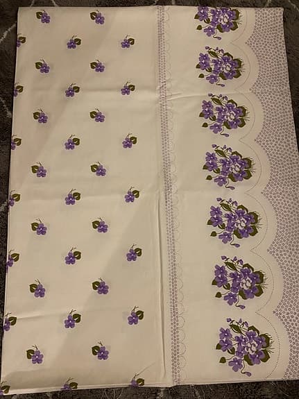 Mycket fin kvalitets tyg med lila blommönster. Storlek 4 m x 1,5 m