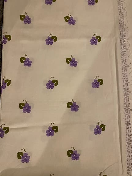 Mycket fin kvalitets tyg med lila blommönster. Storlek 4 m x 1,5 m